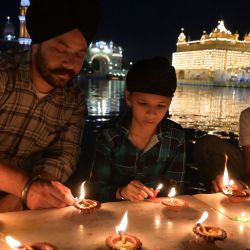 Devotos sijs encienden lámparas de aceite de tierra mientras rinden homenaje con motivo del aniversario del nacimiento de Guru Hargobind Singh en el Templo Dorado de Amritsar, India. | Foto:Narinder Nanu / AFP