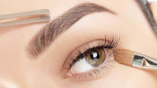 Cómo maquillar las cejas de forma natural