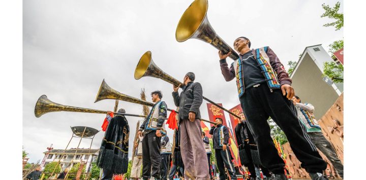 Esta foto muestra a personas de la minoría étnica Yi actuando durante un espectáculo arraigado en antiguas tradiciones para celebrar el Festival de la Antorcha en Bijie, en la provincia suroccidental china de Guizhou.
