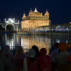 Devotos sijs se reúnen para presentar sus respetos con motivo del aniversario del nacimiento de Guru Hargobind Singh en el Templo Dorado de Amritsar, India. | Foto:Narinder Nanu / AFP