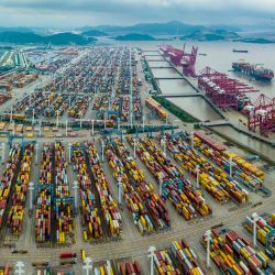 Esta foto aérea muestra contenedores de transporte apilados en el puerto de Zhoushan en Ningbo, en la provincia oriental china de Zhejiang. | Foto:AFP