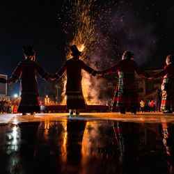 Esta foto muestra a la gente bailando alrededor de una hoguera para celebrar el Festival de la Antorcha en Bijie, en la provincia suroccidental china de Guizhou. | Foto:AFP