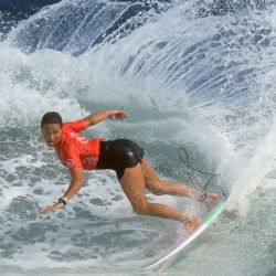 La surfista australiana Sally Fitzgibbons monta una ola durante el ISA World Surfing Games 2023 en la playa de El Tunco en El Salvador. | Foto:MARVIN RECINOS / AFP