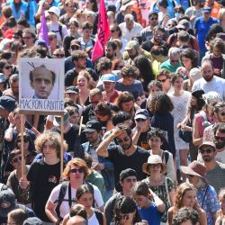 Manifestantes marchan, sosteniendo una pancarta con la imagen del presidente francés y la leyenda "Macron, calvicie", durante una manifestación en el 14º día de acción después de que el gobierno impulsara una reforma de las pensiones a través del parlamento sin votación, utilizando el artículo 49.3 de la constitución, en Nantes, oeste de Francia. | Foto:SEBASTIEN SALOM-GOMIS / AFP