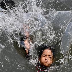 Niños nadan en el río Buriganga en Dhaka, Bangladesh. | Foto:MUNIR UZ ZAMAN / AFP