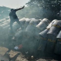 Policías antidisturbios indonesios realizan un simulacro de seguridad para las elecciones del próximo año, en las que las campañas tendrán lugar del 23 de noviembre de 2023 al 10 de febrero de 2024, en Malang, Java Oriental, Indonesia. | Foto:AMAN ROCHMAN / AFP