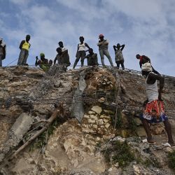 Varias personas trabajan entre los escombros en Jeremie, Haití, tras el terremoto que sacudió el oeste del país. | Foto:Richard Pierrin / AFP