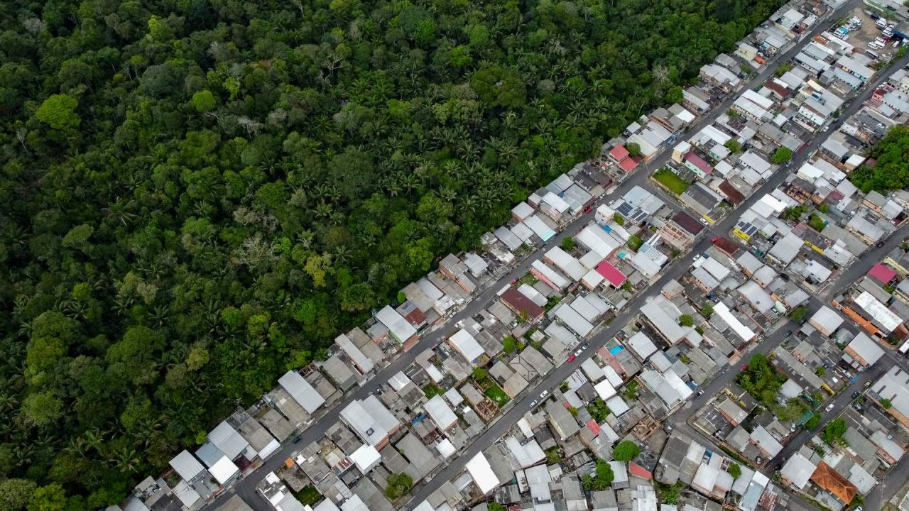 Vista aérea de la selva amazónica junto a las casas del barrio Coroado situado en la zona este de Manaos, estado de Amazonas, Brasil. | Foto:MICHAEL DANTAS / AFP