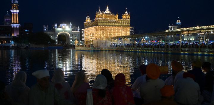 Devotos sijs se reúnen para presentar sus respetos con motivo del aniversario del nacimiento de Guru Hargobind Singh en el Templo Dorado de Amritsar, India.