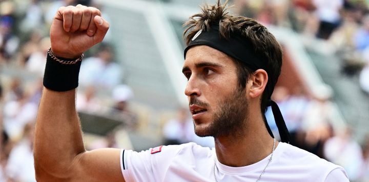 El argentino Tomas Martin Etcheverry celebra un punto contra el alemán Alexander Zverev durante su partido de cuartos de final individual masculino en el undécimo día del torneo de tenis Roland-Garros Open en la Court Philippe-Chatrier en París.