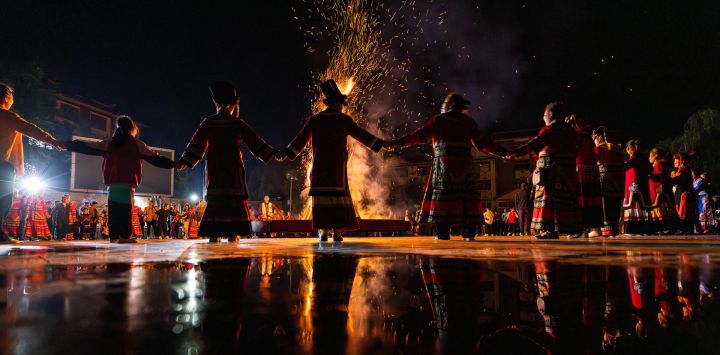 Esta foto muestra a la gente bailando alrededor de una hoguera para celebrar el Festival de la Antorcha en Bijie, en la provincia suroccidental china de Guizhou.