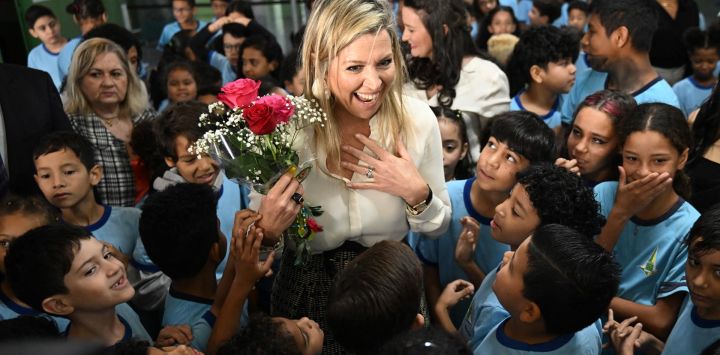 La Reina Máxima de Holanda conversa con alumnos durante una visita a una escuela pública en Brasilia. La Reina Máxima visita Brasil en calidad de Asesora Especial del Secretario General de las Naciones Unidas para conocer las iniciativas que promueven la inclusión financiera de la población necesitada.
