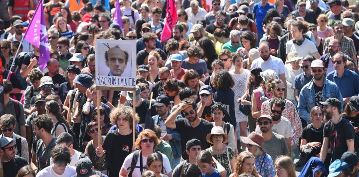 Manifestantes marchan, sosteniendo una pancarta con la imagen del presidente francés y la leyenda "Macron, calvicie", durante una manifestación en el 14º día de acción después de que el gobierno impulsara una reforma de las pensiones a través del parlamento sin votación, utilizando el artículo 49.3 de la constitución, en Nantes, oeste de Francia.