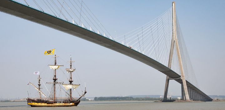 Réplica de la fragata rusa "Shtandat" navega bajo la brigada Pont de Normandie, por el río Sena para llegar a Rouen, como parte de la Armada de buques antiguos y altos barcos, en Aizier, noroeste de Francia.