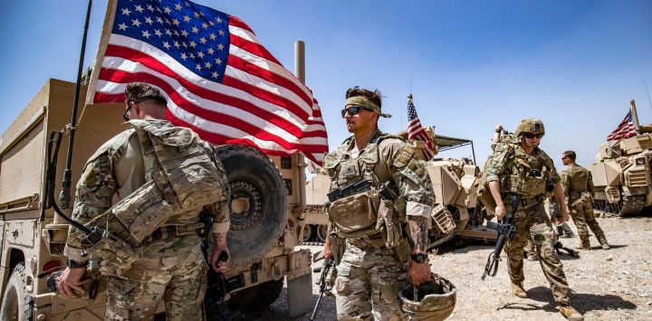 Soldados estadounidenses patrullan el campo de Rumaylan, en la provincia nororiental siria de Hasakeh.