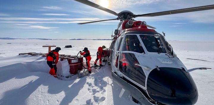 Un helicóptero de rescate Super Puma reposta en el fiordo Rijpfjord, al norte de Svalbard, en ruta hacia el buque científico ruso Severny Polyus, atrapado en el hielo ártico a unos 440 km al sur del polo norte.