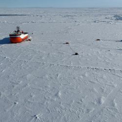 El buque científico ruso Severny Polyus aparece atrapado en el hielo ártico a unos 440 km al sur del polo norte. | Foto:Sysselmesteren Svalbard / AFP