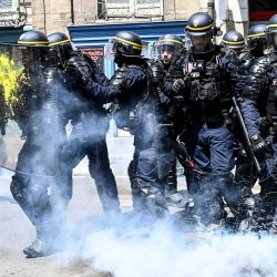 Gendarmes franceses de pie entre gases lacrimógenos durante una manifestación en el 14 º día de acción después de que el gobierno impulsó una reforma de las pensiones a través del parlamento sin votación, utilizando el artículo 49.3 de la constitución, en Nantes, oeste de Francia. | Foto:SEBASTIEN SALOM-GOMIS / AFP