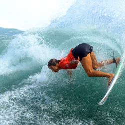 La surfista australiana Sally Fitzgibbons monta una ola durante el ISA World Surfing Games 2023 en la playa de El Tunco en El Salvador. | Foto:MARVIN RECINOS / AFP