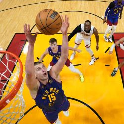 Nikola Jokic de los Denver Nuggets consigue un rebote en la segunda mitad contra los Miami Heat en el tercer partido de las Finales de la NBA 2023 en el Kaseya Center en Miami, Florida. | Foto:Kyle Terada - Pool/Getty Images/AFP