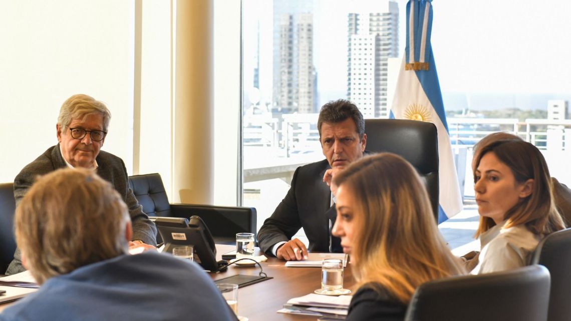 Economy Minister Sergio Massa with his team.