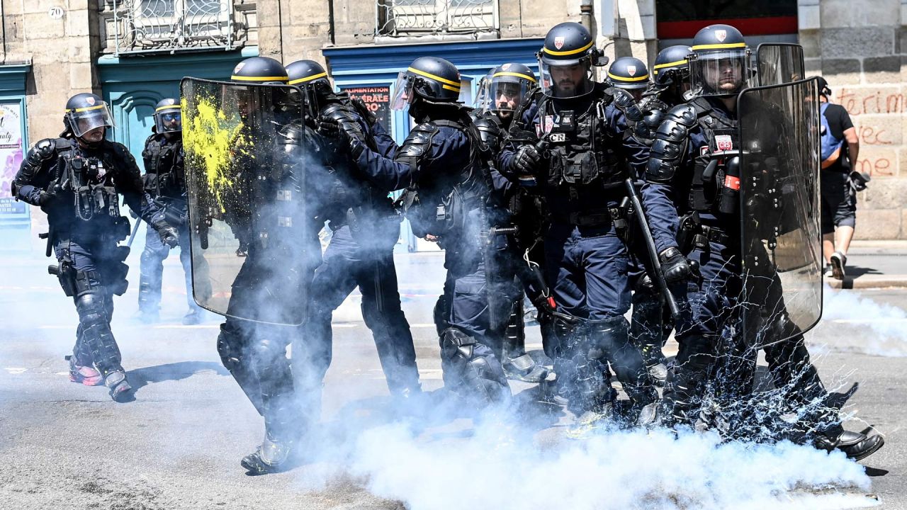 Gendarmes franceses de pie entre gases lacrimógenos durante una manifestación en el 14 º día de acción después de que el gobierno impulsó una reforma de las pensiones a través del parlamento sin votación, utilizando el artículo 49.3 de la constitución, en Nantes, oeste de Francia. | Foto:SEBASTIEN SALOM-GOMIS / AFP