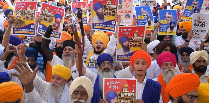Activistas de varias organizaciones sijs sostienen pancartas y gritan consignas en el Templo Dorado con motivo del 39 aniversario de la Operación Estrella Azul, en Amritsar, India.