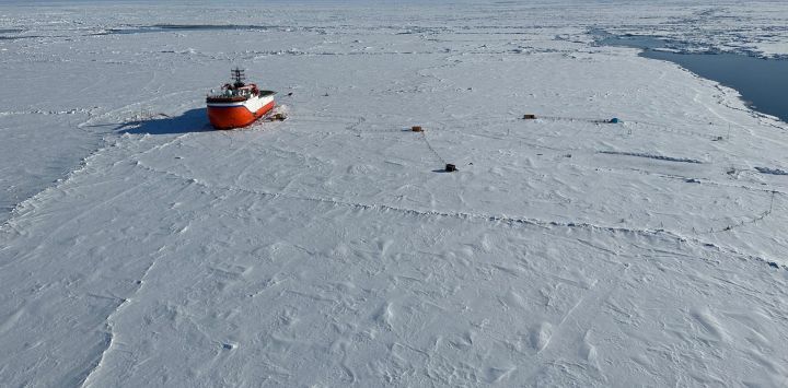 El buque científico ruso Severny Polyus aparece atrapado en el hielo ártico a unos 440 km al sur del polo norte.