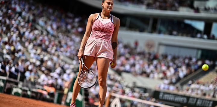 La bielorrusa Aryna Sabalenka, de pie en la pista mientras juega contra la checa Karolina Muchova durante su partido de semifinales individuales femeninas en el duodécimo día del torneo de tenis Roland-Garros Open en la Court Philippe-Chatrier de París.
