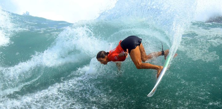 La surfista australiana Sally Fitzgibbons monta una ola durante el ISA World Surfing Games 2023 en la playa de El Tunco en El Salvador.