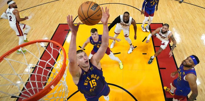 Nikola Jokic de los Denver Nuggets consigue un rebote en la segunda mitad contra los Miami Heat en el tercer partido de las Finales de la NBA 2023 en el Kaseya Center en Miami, Florida.