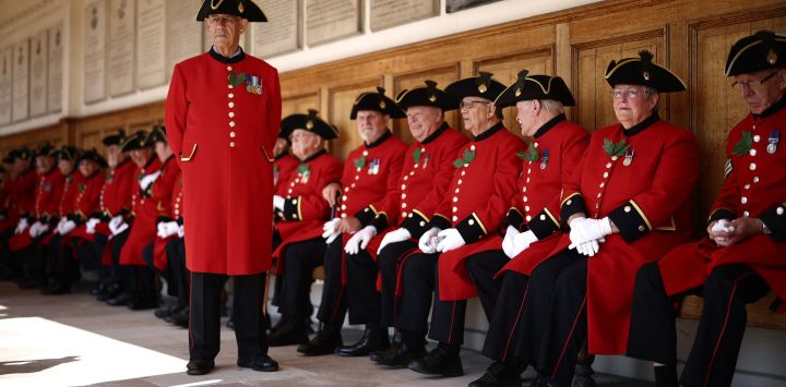 Pensionistas de Chelsea asisten al desfile anual del Día de los Fundadores en el Hospital Real de Chelsea, en Londres. Más de 300 veteranos del Ejército viven hoy en el Royal Hospital, incluidos los que han servido en Corea, las Islas Malvinas, Chipre, Irlanda del Norte y la Segunda Guerra Mundial.