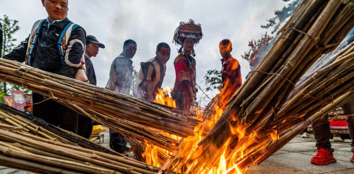 Esta foto muestra a personas de la minoría étnica Yi actuando durante un espectáculo arraigado en antiguas tradiciones para celebrar el Festival de la Antorcha en Bijie, en la provincia suroccidental china de Guizhou.