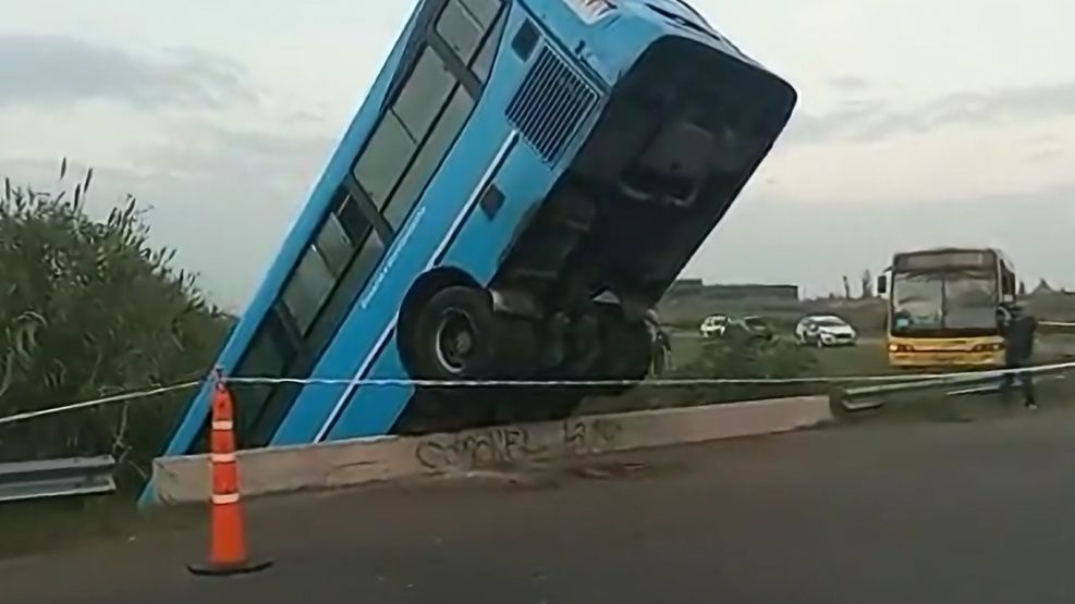 Un colectivo cayó a un arroyo en la autopista Rosario-Buenos Aires