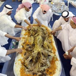 Imagen de kuwaitíes reunidos en torno a un banquete ofrecido por el recién elegido diputado kuwaití Fahad bin Jamea para celebrar su victoria en las elecciones a la Asamblea Nacional, en Ciudad de Kuwait. | Foto:YASSER AL-ZAYYAT / AFP