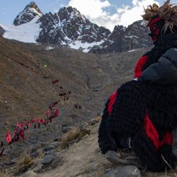 Los devotos ascienden por las faldas del cerro Sinakara para llegar al santuario del Señor de Qoyllur Rit'i (Estrella del Señor de las Nieves), a 4.700 metros sobre el nivel del mar y con temperaturas gélidas, en la cordillera de Vilcanota, en Perú. | Foto:Christian Sierra / AFP