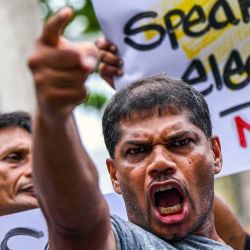 Manifestantes antigubernamentales protestan mientras instan a la celebración de elecciones locales, cerca de la Secretaría Electoral en Colombo, Sri Lanka. | Foto:ISHARA S. KODIKARA / AFP