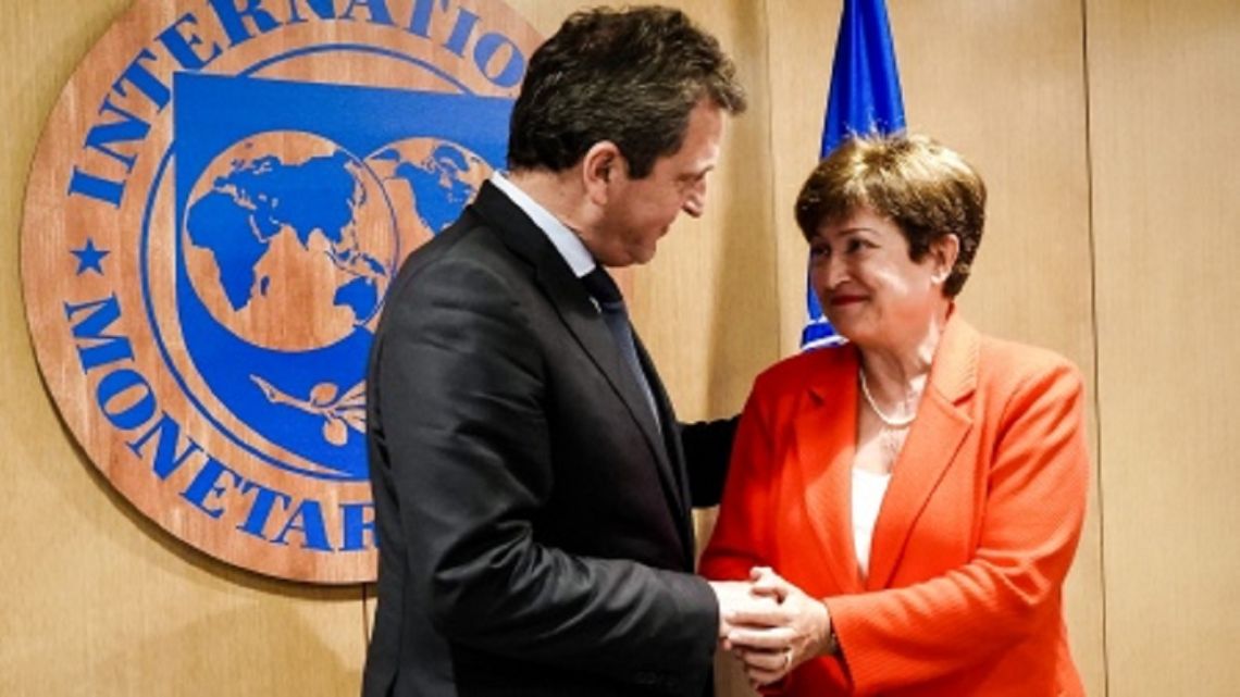 Argentina pidió al FMI pagar los vencimientos de junio al final de mi