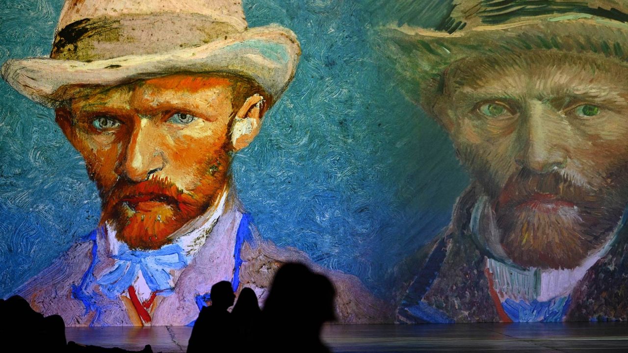 Visitantes asisten a una exposición inmersiva de obras del artista holandés Vincent Van Gogh en Milán. | Foto:GABRIEL BOUYS / AFP)