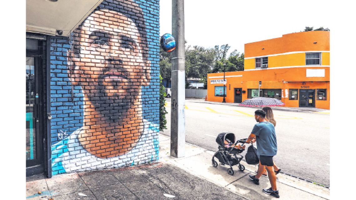 Messi cambia el panorama de Miami: murales, camisetas argentinas y una negociación multiplicada