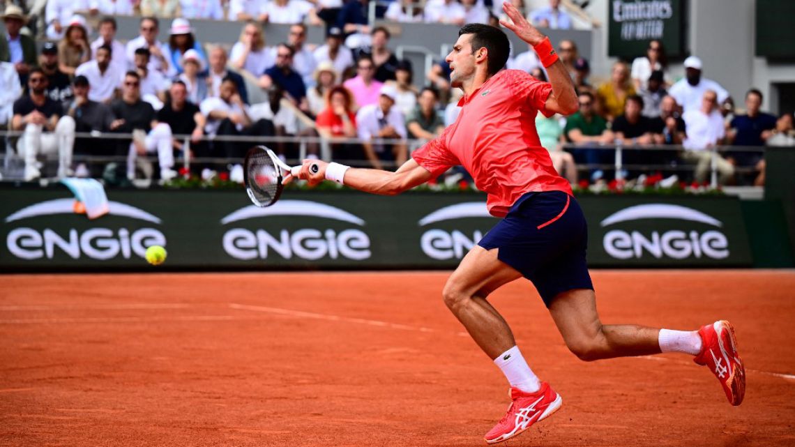 Djokovic luchó mucho, pero se remontó para quedarse con el primer set en la final de Roland Garros