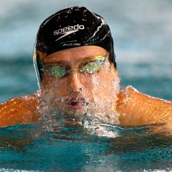 El nadador francés Antoine Viquerat compite en las series masculinas de 200 metros braza durante los campeonatos de Francia de natación en Rennes, oeste de Francia. | Foto:DAMIEN MEYER / AFP