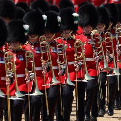 Guardias galeses marchan durante la Revisión del Coronel en Horse Guards Parade en Londres antes del Desfile del Cumpleaños del Rey. | Foto:ADRIAN DENNIS / AFP
