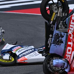 Caída de pilotos durante la carrera del Gran Premio de Italia de Moto2 en el circuito de Mugello, en Mugello. | Foto:FILIPPO MONTEFORTE / AFP