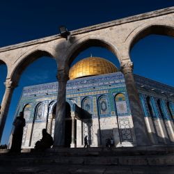 Musulmanes sentados bajo una columna ante el santuario de la Cúpula de la Roca en el complejo de la mezquita de Al-Aqsa, en la ciudad vieja de Jerusalén. | Foto:Jewel Samad / AFP