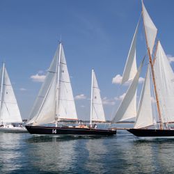 Esta fotografía muestra al "Pen Duick", el primer yate del fallecido patrón francés Eric Tabarly, navegando junto al "Pen Duick 2" y el "Pen Duick 5", frente a la costa de Lorient, en el oeste de Francia. A lo largo de su carrera, el fallecido patrón francés Eric Tabarly había concebido seis yates legendarios, apodados "Pen Duick", cinco de los cuales siguen navegando hoy en día y pronto serán calificados de "monumentos históricos". | Foto:FRED TANNEAU / AFP