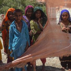 Unos niños miran a la cámara mientras esperan a ser evacuados a campamentos de socorro del gobierno antes de la llegada prevista del ciclón, en el distrito de Sujawal, provincia de Sindh. Un ciclón se dirige a través del mar Arábigo hacia las costas de Pakistán e India, y se espera que toque tierra a finales de semana. Las autoridades pakistaníes dijeron que iban a empezar a evacuar entre 8.000 y 9.000 familias de la costa de la provincia de Sindh, incluida la megaciudad portuaria de Karachi, donde viven unos 20 millones de personas. | Foto:RIZWAN TABASSUM / AFP
