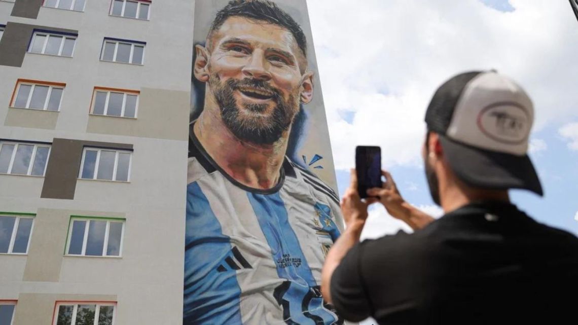 Un Argentino Pint Un Mural Gigante De Lionel Messi En Albania