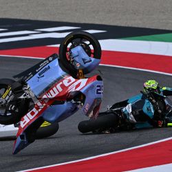 Caída de pilotos durante la carrera del Gran Premio de Italia de Moto2 en el circuito de Mugello, en Mugello. | Foto:FILIPPO MONTEFORTE / AFP