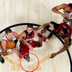 Caleb Martin de los Miami Heat lucha contra Nikola Jokic de los Denver Nuggets por un rebote durante la primera mitad del quinto partido de las Finales de la NBA 2023 en el Ball Arena en Denver, Colorado. | Foto:Kyle Terada - Pool/Getty Images/AFP